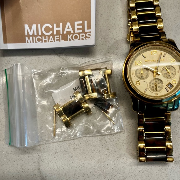 Michael Kors MK5659 Runway Chronograph Tortoise Shell and Gold Women’s Watch - Picture 3 of 6